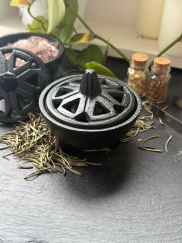 Cut-out Cast Iron With Lid