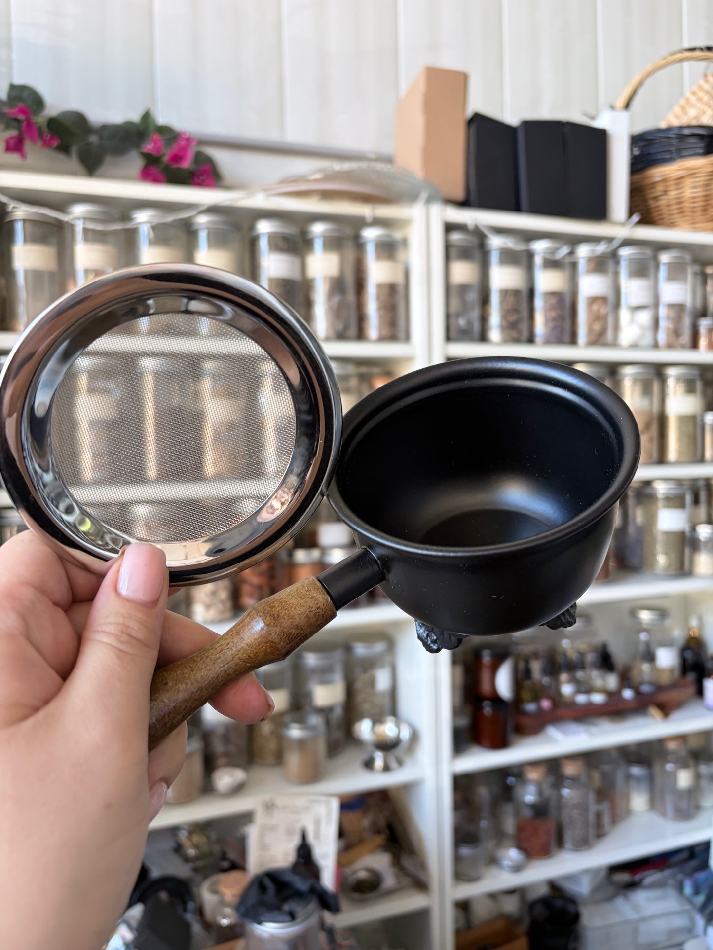 Cast Iron Cauldron | With Handle and Mesh